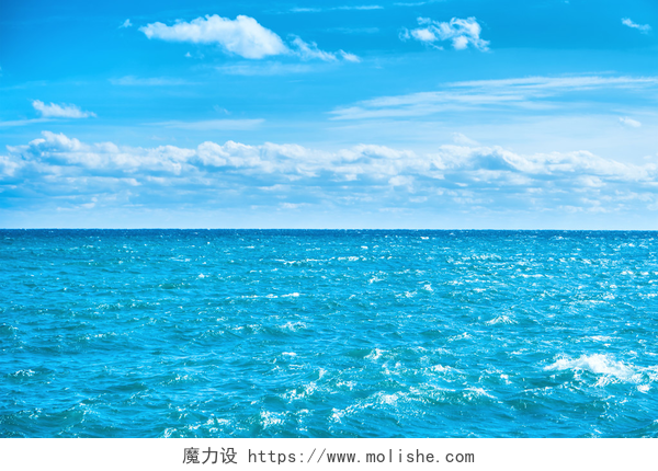 海洋表面的自然景观海水和蓝天